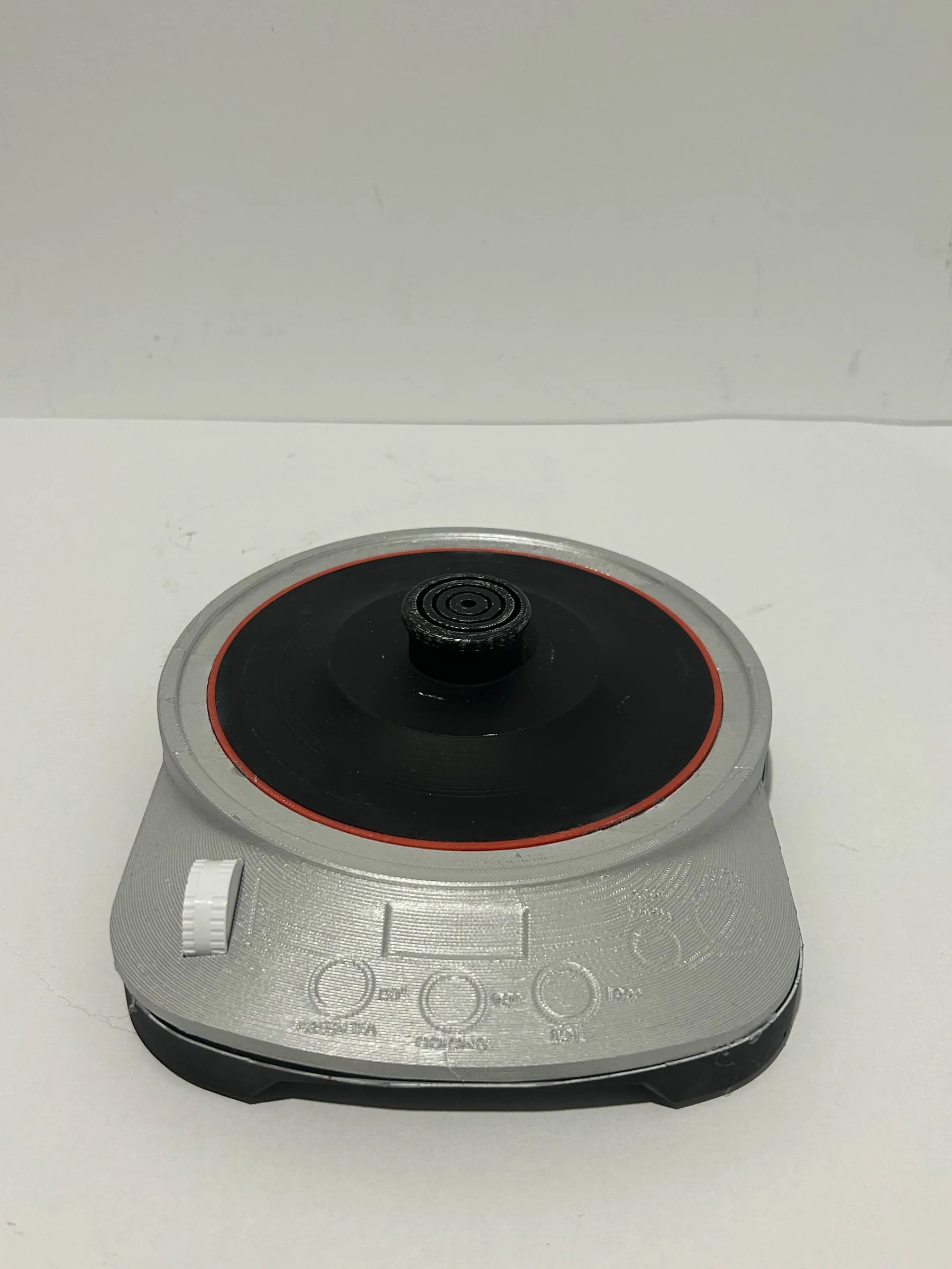 The base from above, showing the temperature dial, preset buttons and the red ring around the plate.